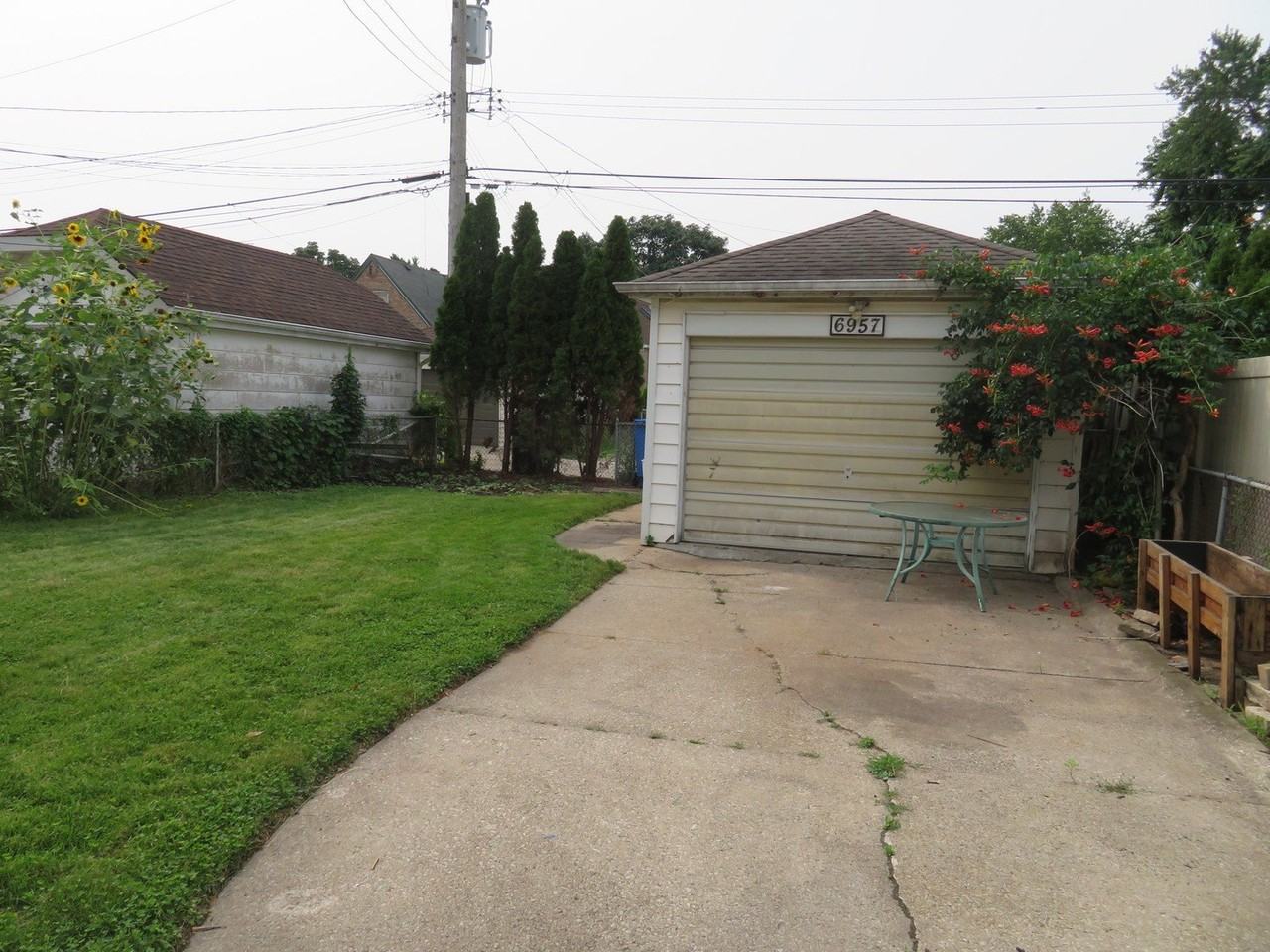 6957 W Fletcher St - Photo 4 of 50