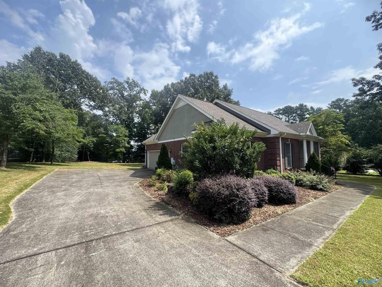 109 Simmons Dr Se - Photo 2 of 25