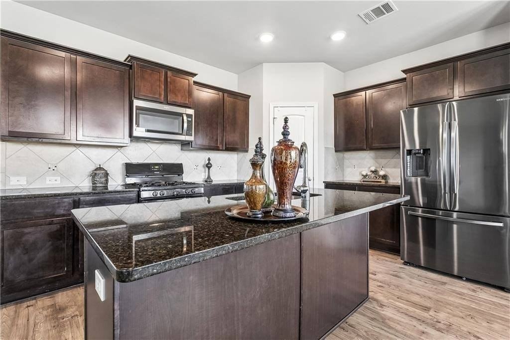 697 Lakeshore Village Dr - Photo 3 of 22