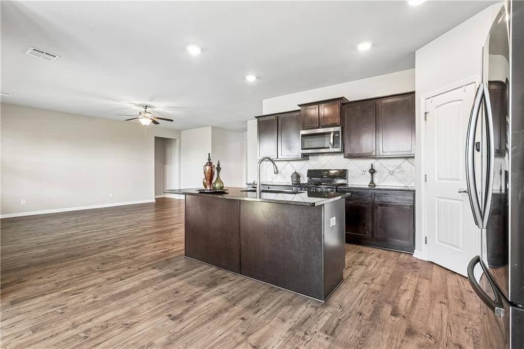 697 Lakeshore Village Dr - Photo 4 of 22