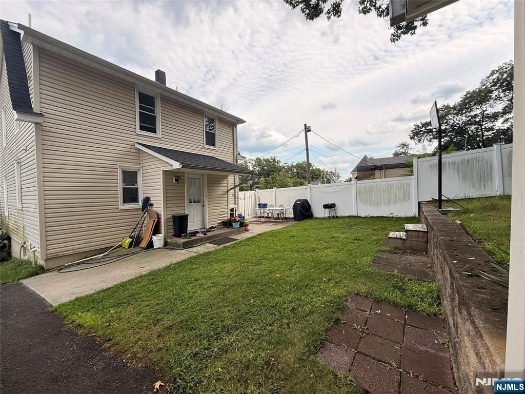 825 Belmont Ave - Photo 3 of 44