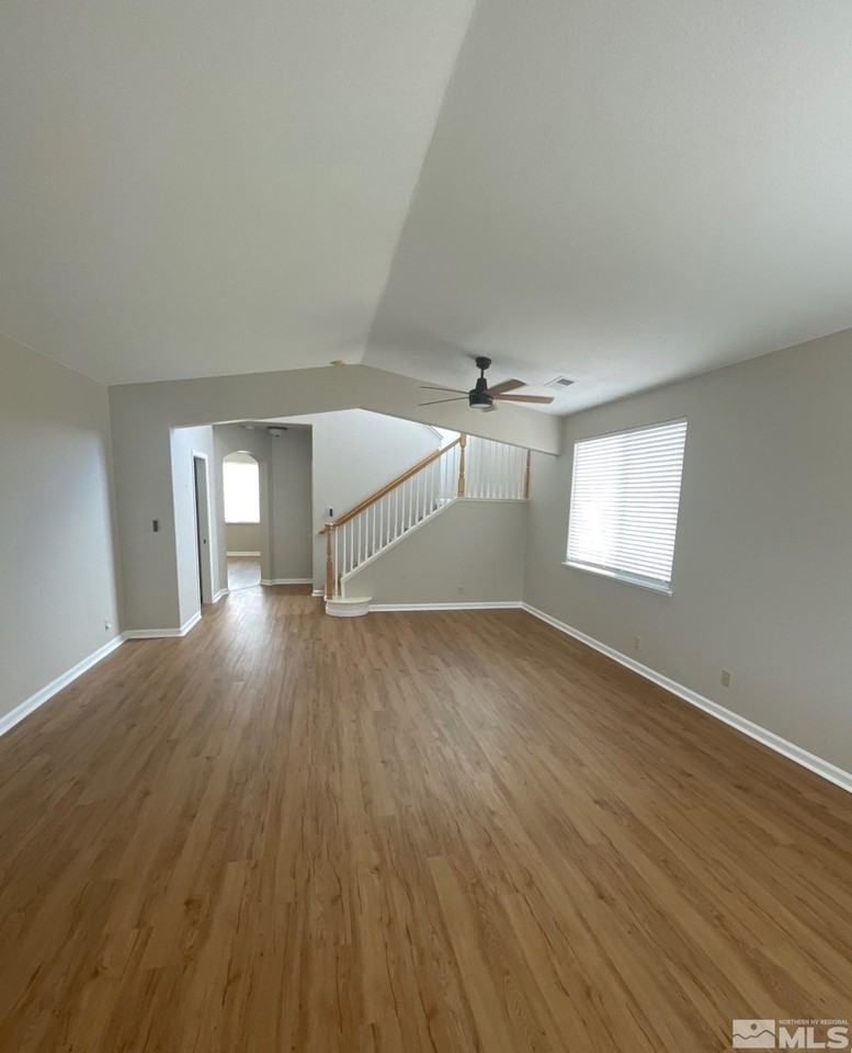 7445 Hunter Glen Dr - Photo 2 of 15