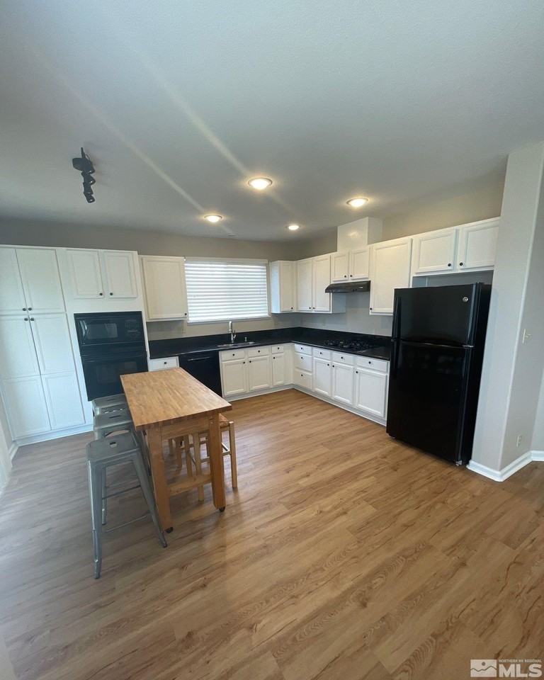 7445 Hunter Glen Dr - Photo 3 of 15