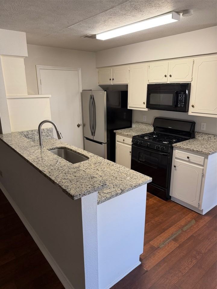 1302 Crescent St - Photo 7 of 34