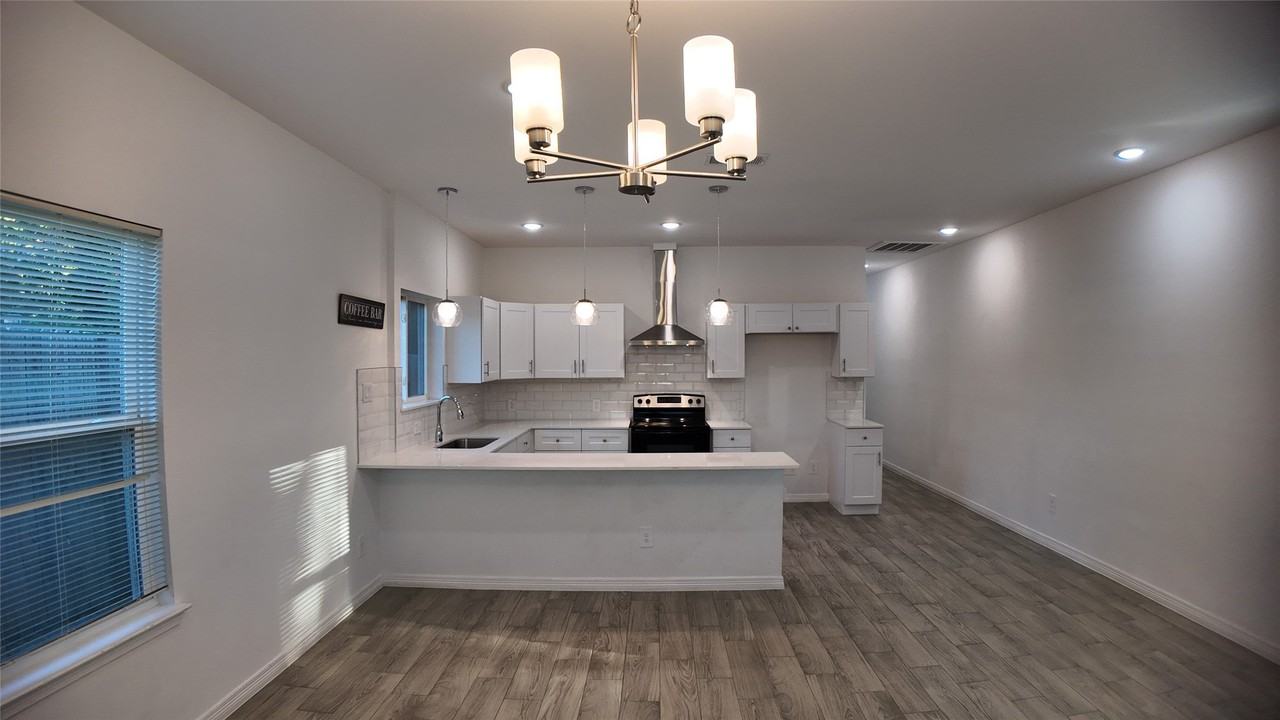 4709 Lee St - Photo 2 of 14