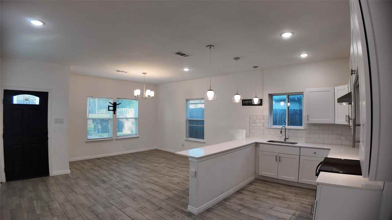 4709 Lee St - Photo 3 of 14