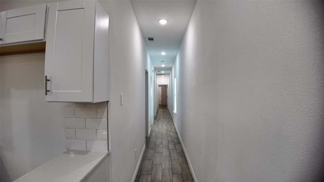4709 Lee St - Photo 4 of 14
