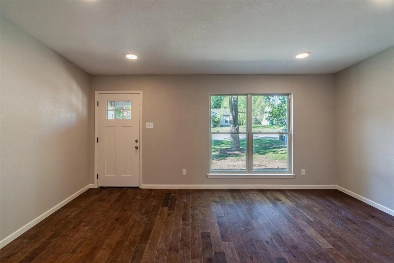 3105 Mitchell St - Photo 3 of 18