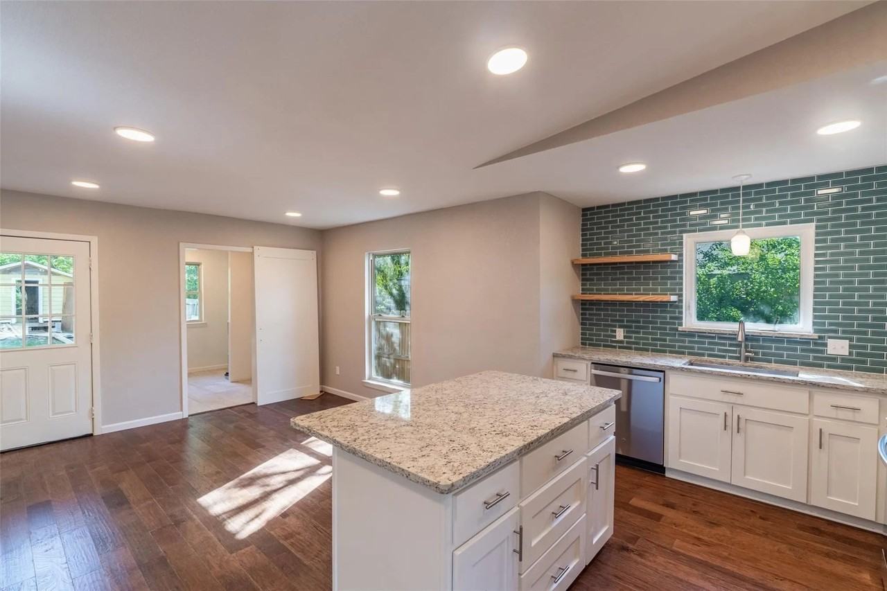 3105 Mitchell St - Photo 5 of 18
