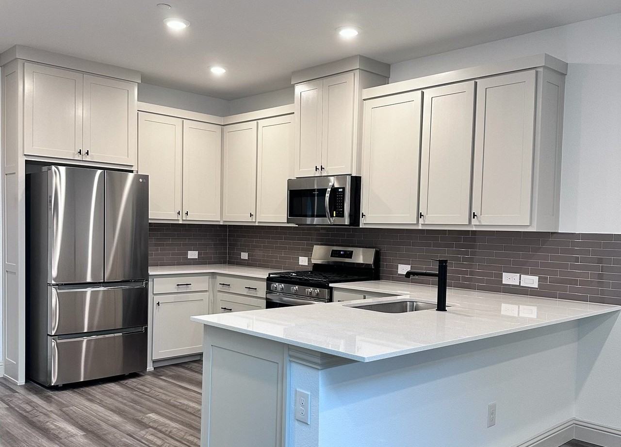 609 Friendswood Dr - Photo 4 of 15
