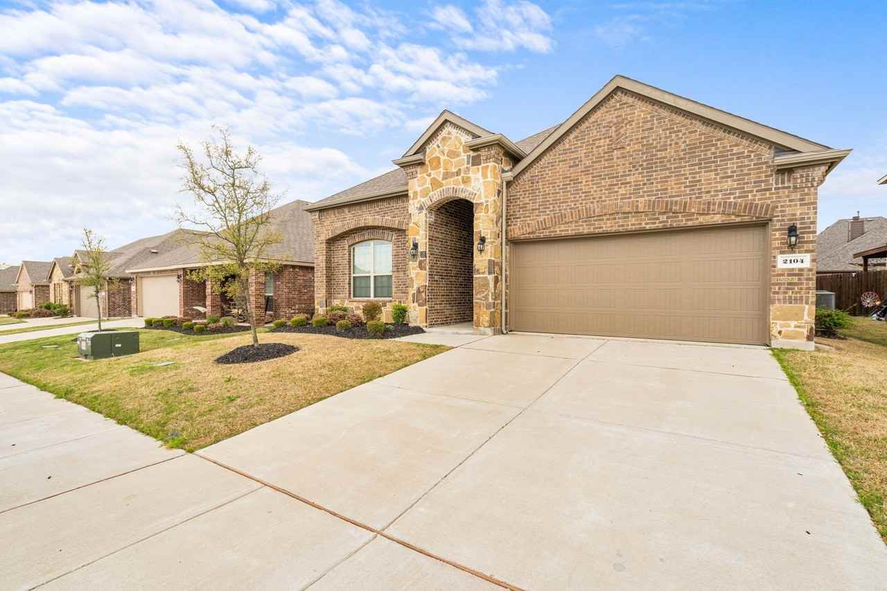 2104 Lake Cliff Dr - Photo 2 of 27
