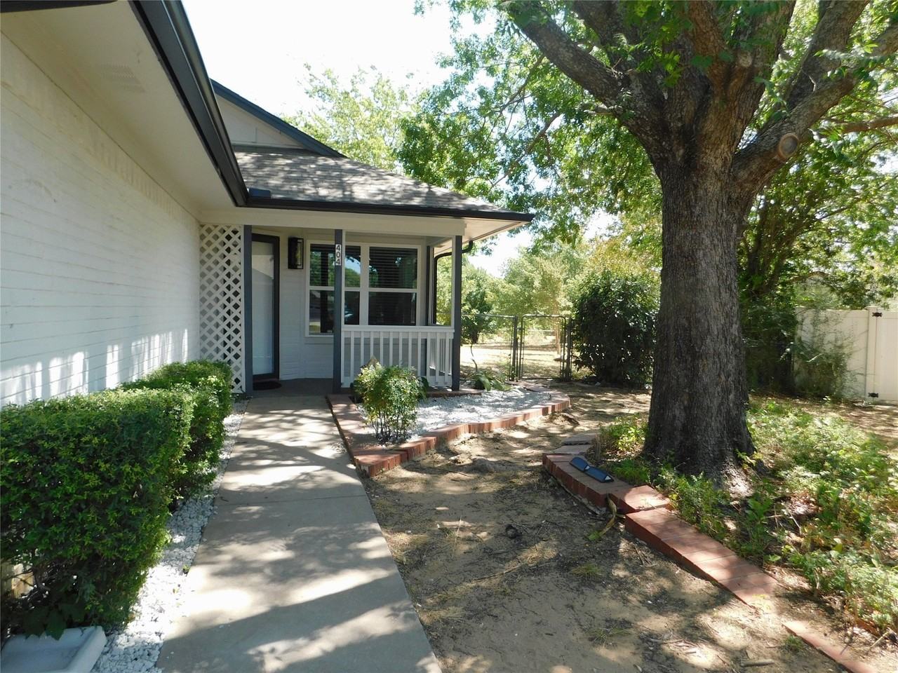404 Woodson Cir - Photo 3 of 31