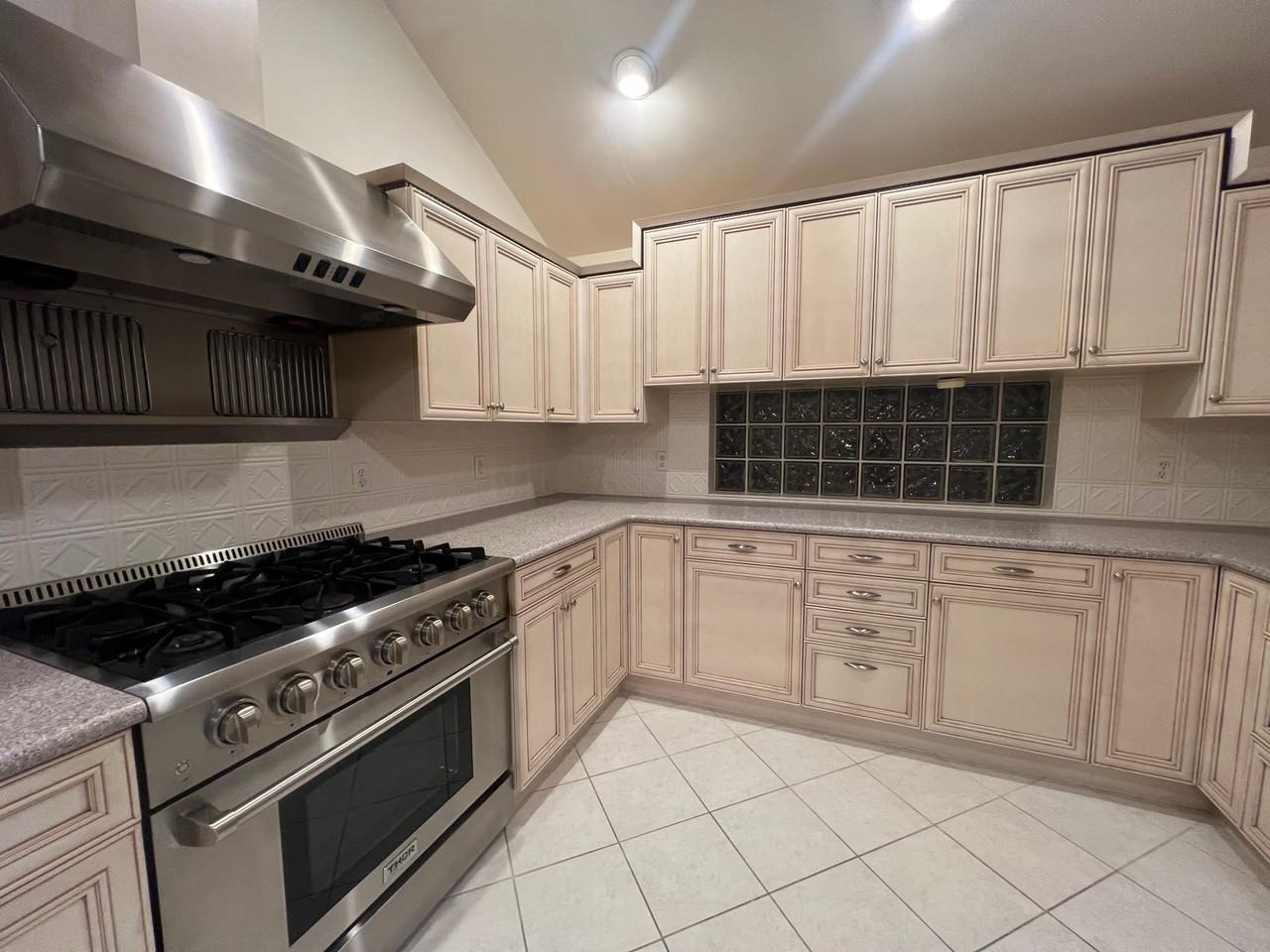 1008 Charter Oak St - Photo 6 of 18