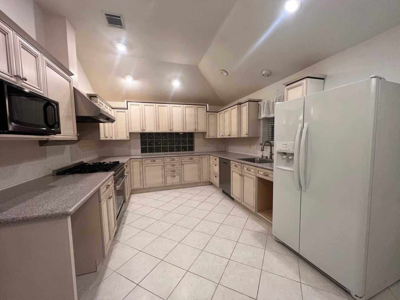 1008 Charter Oak St - Photo 7 of 18
