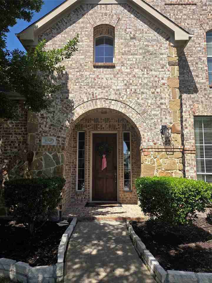 11745 Keystone Dr - Photo 2 of 32