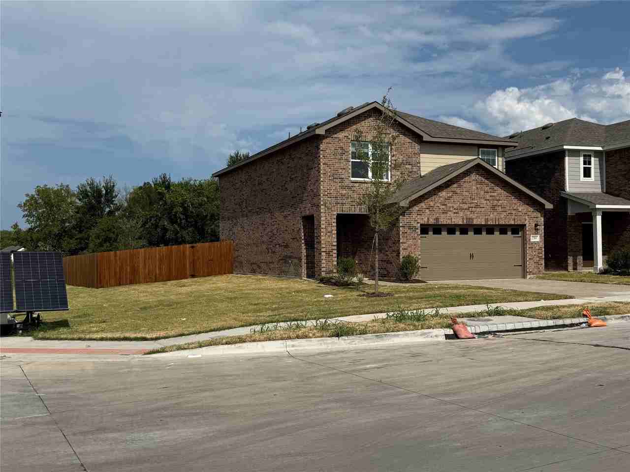 2201 Burnwood St - Photo 3 of 32