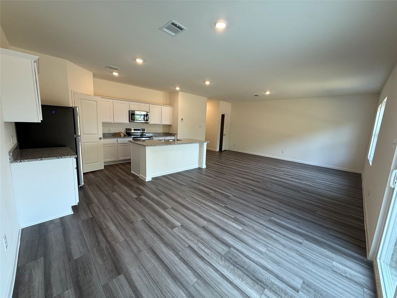 2201 Burnwood St - Photo 4 of 32