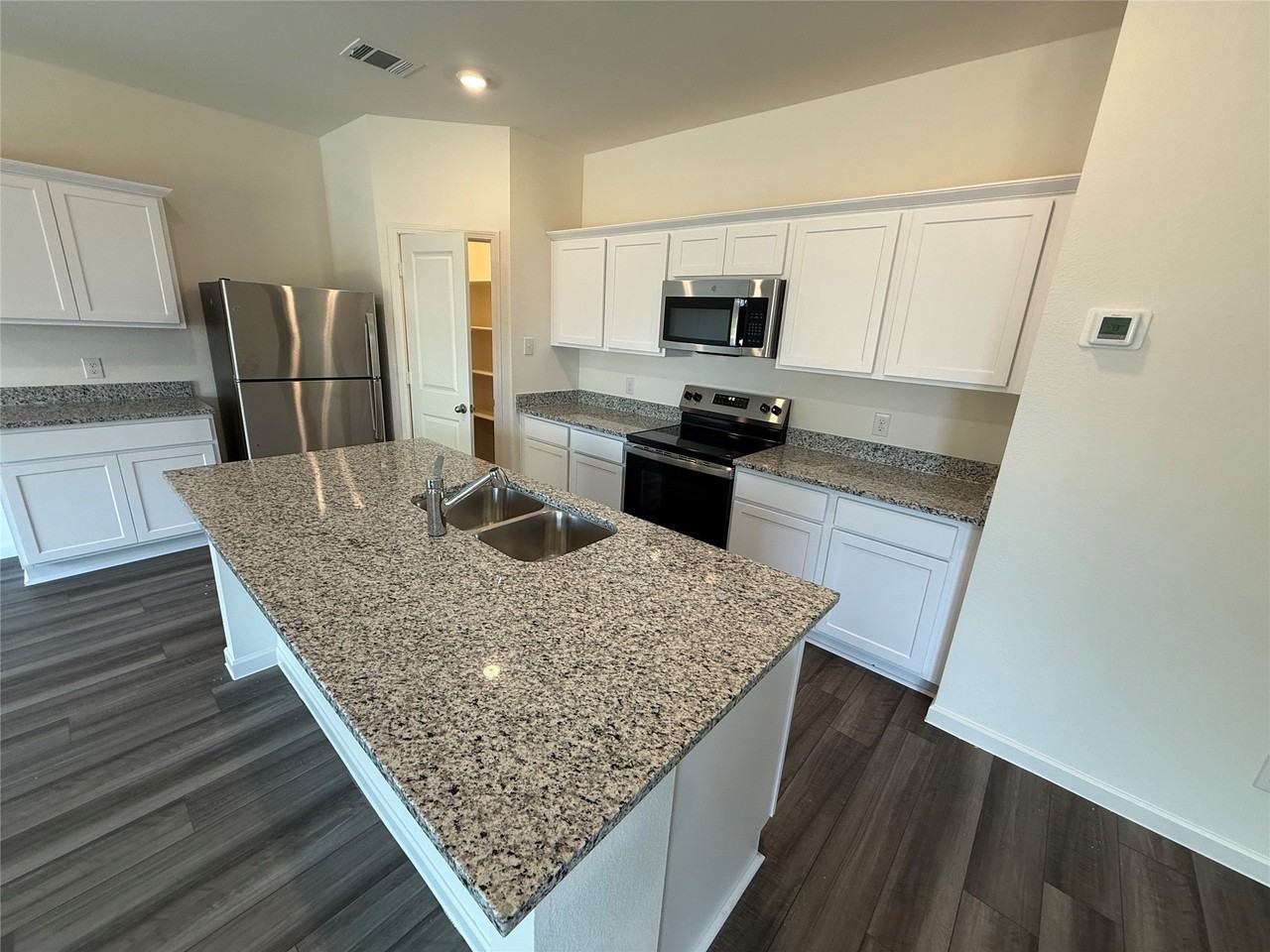2201 Burnwood St - Photo 5 of 32