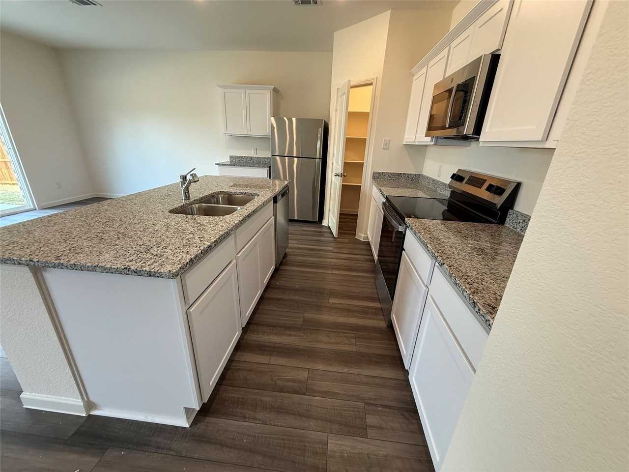 2201 Burnwood St - Photo 6 of 32