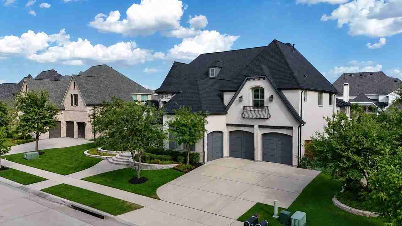 1410 Devonshire Dr - Photo 4 of 35