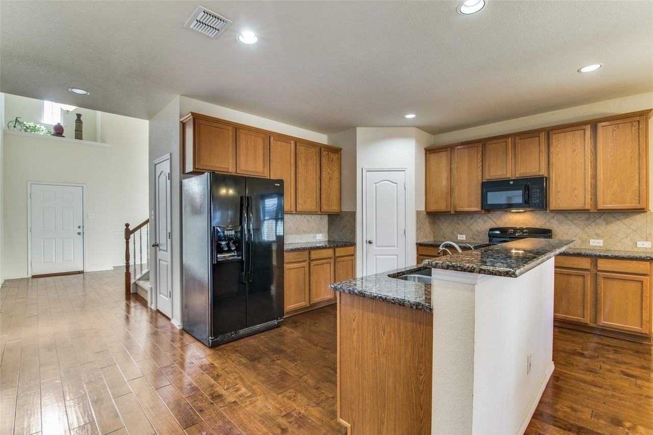 9400 Harrell Dr - Photo 4 of 19