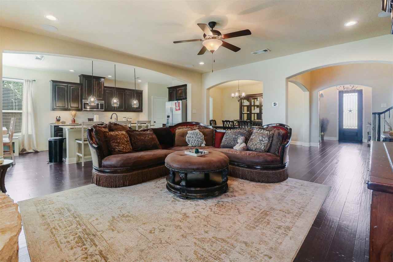 230 Sandy Way - Photo 4 of 40