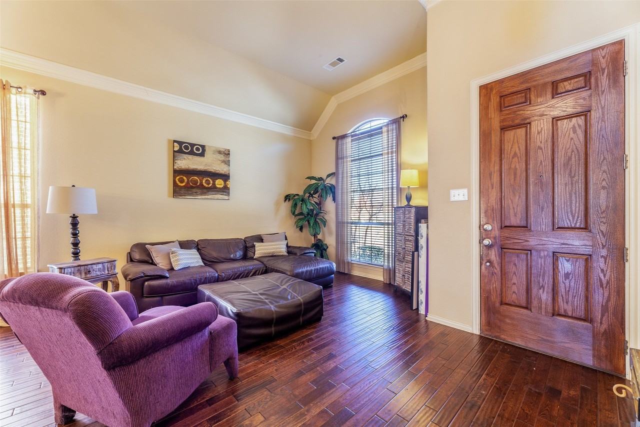 920 Fannin Dr - Photo 3 of 40