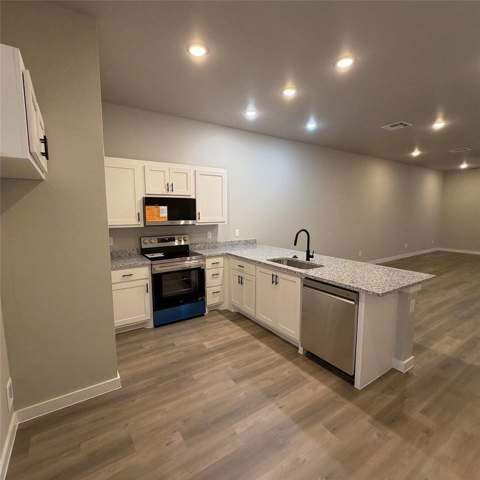 520 Colorado St - Photo 3 of 18