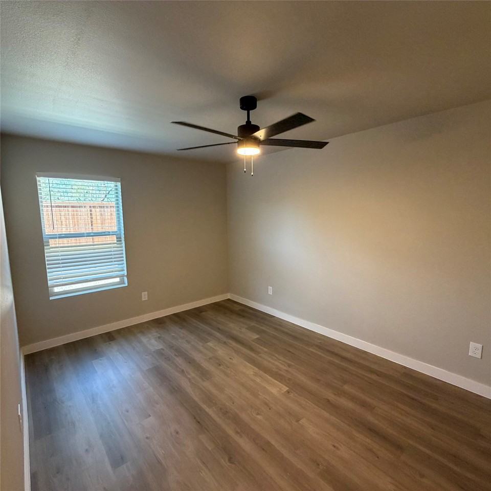 520 Colorado St - Photo 4 of 18