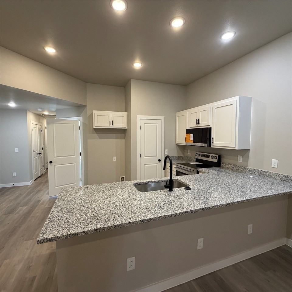 520 Colorado St - Photo 5 of 18