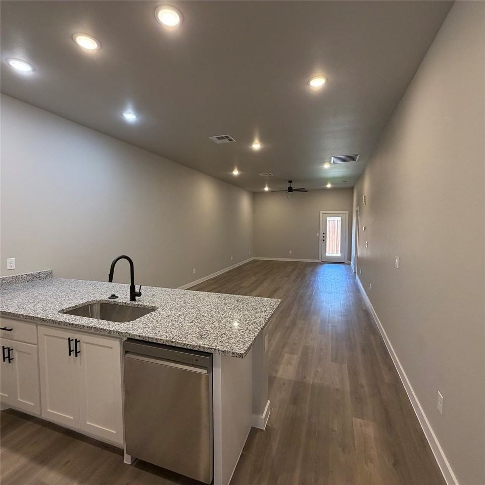 520 Colorado St - Photo 6 of 18