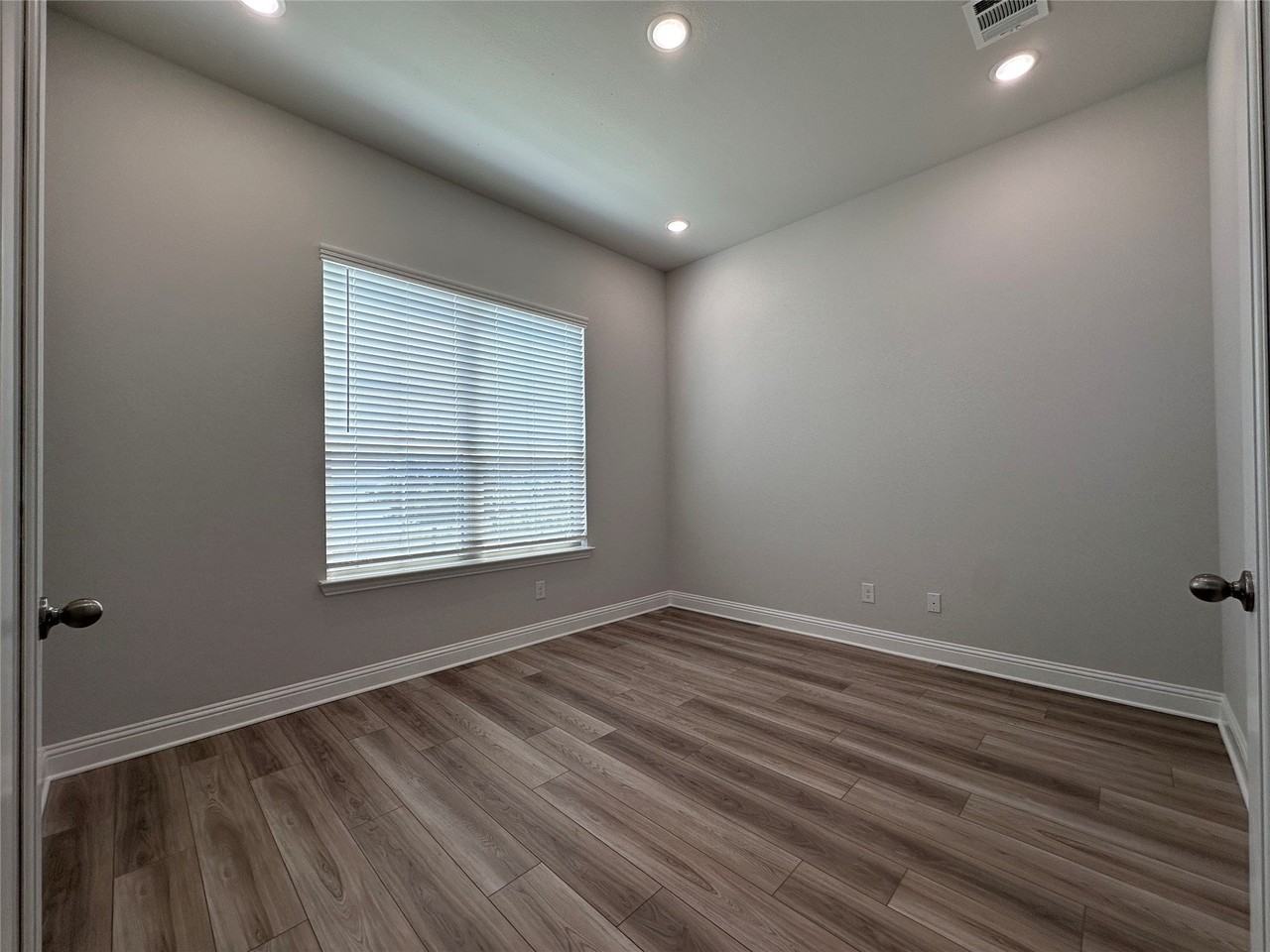 7017 Sunset Blvd - Photo 4 of 35