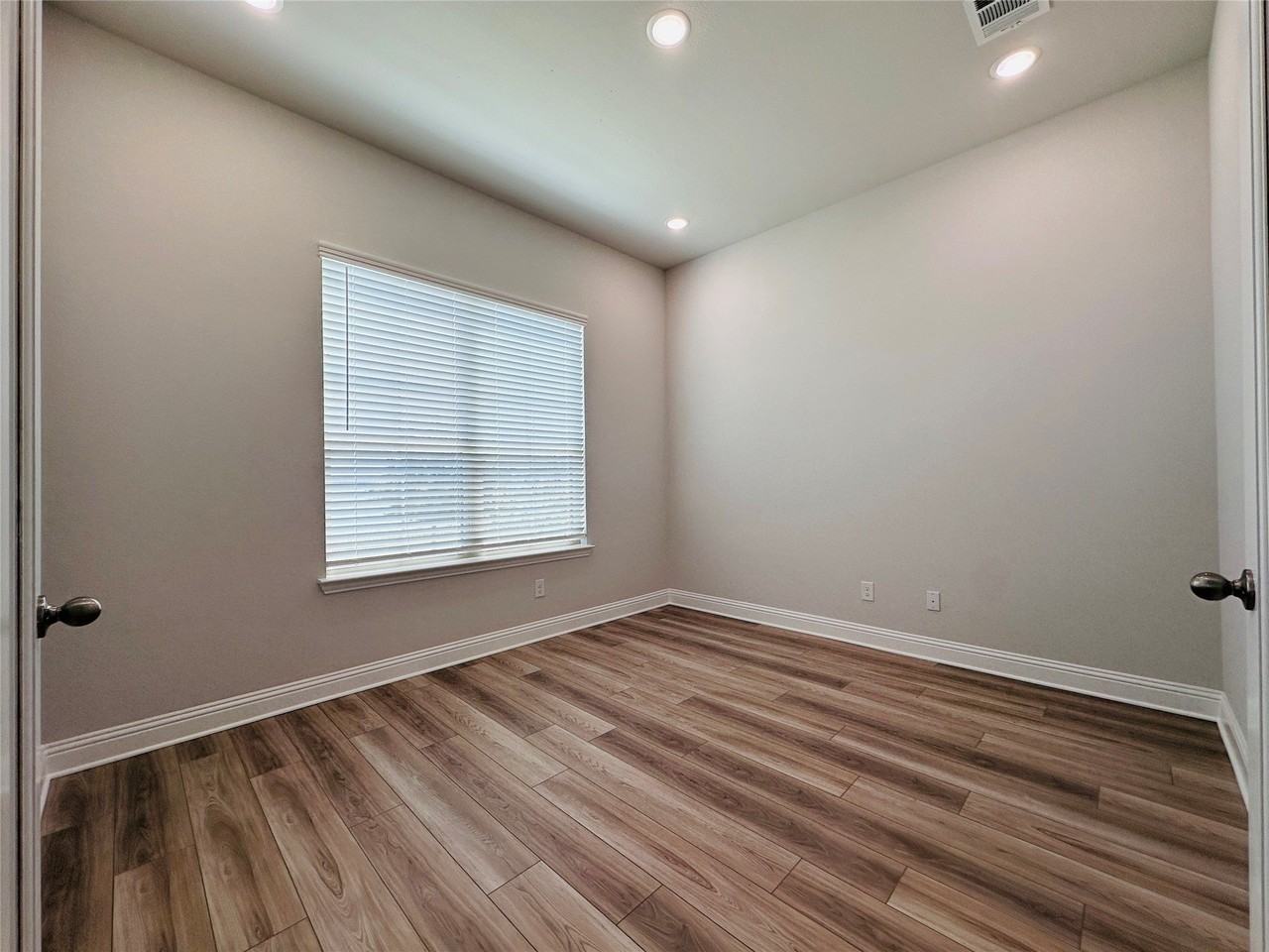 7017 Sunset Blvd - Photo 5 of 35