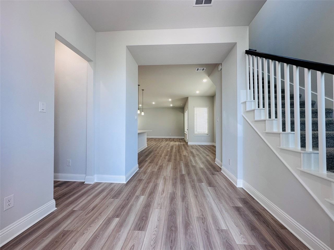 7017 Sunset Blvd - Photo 6 of 35