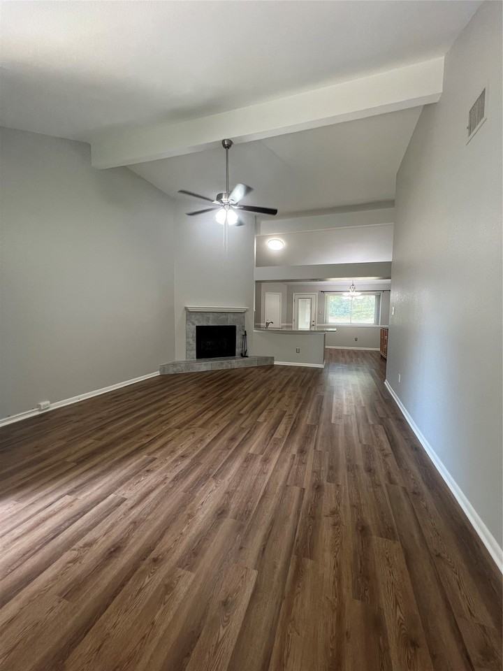 1001 Stableway Ln - Photo 2 of 9