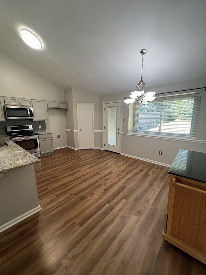 1001 Stableway Ln - Photo 3 of 9