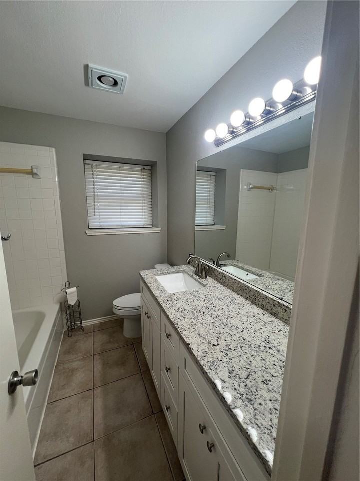 1001 Stableway Ln - Photo 4 of 9