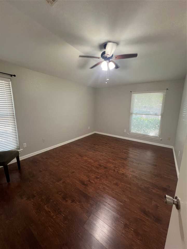 1001 Stableway Ln - Photo 5 of 9