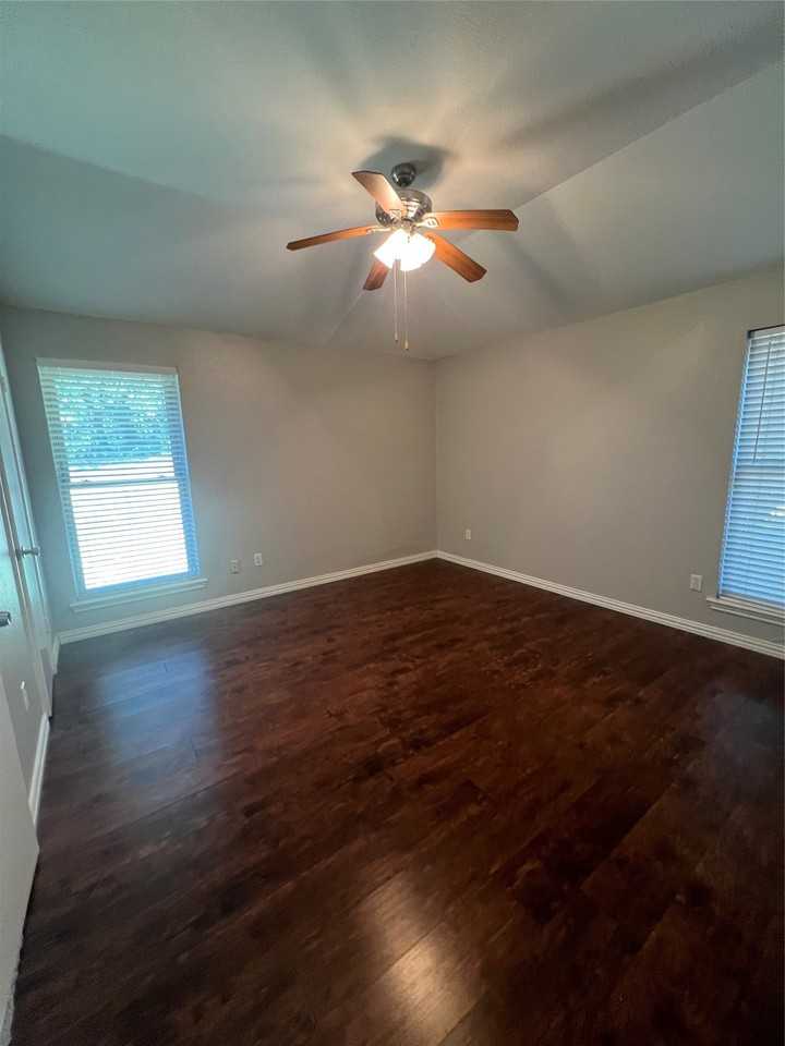 1001 Stableway Ln - Photo 7 of 9
