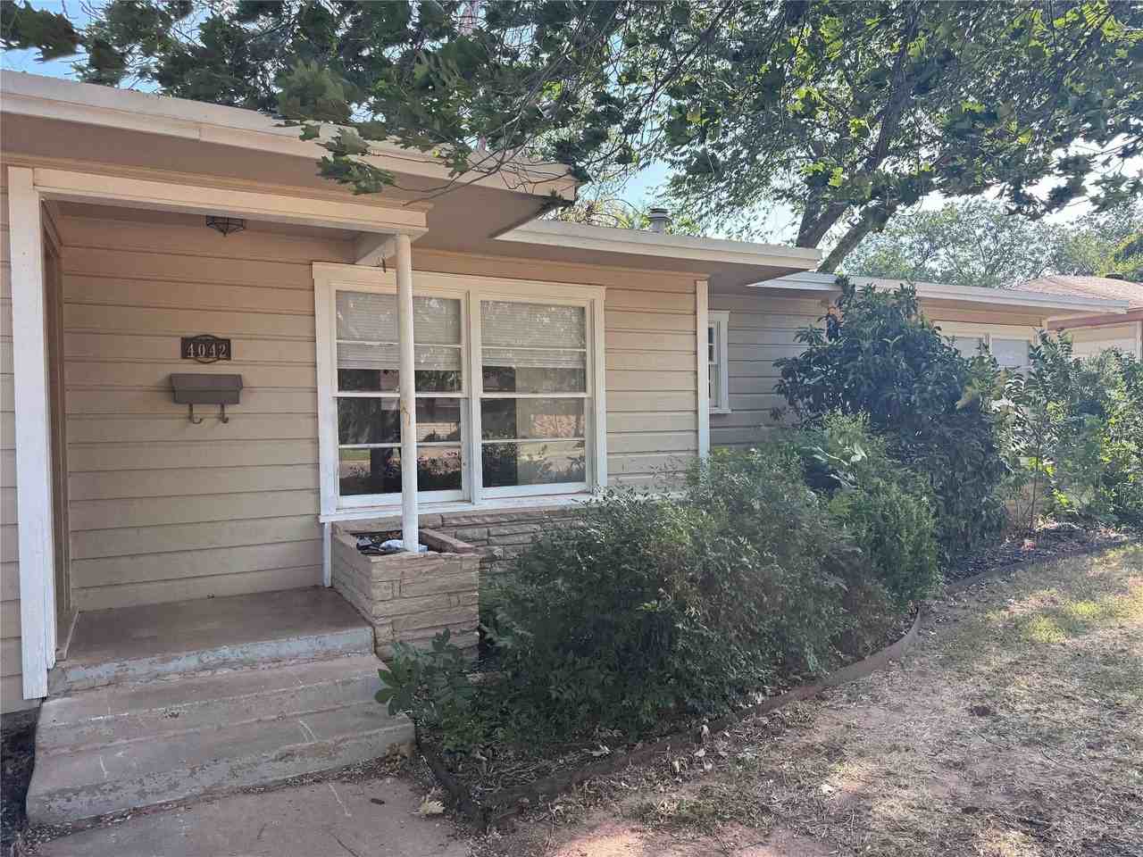 4042 Benbrook St - Photo 2 of 32