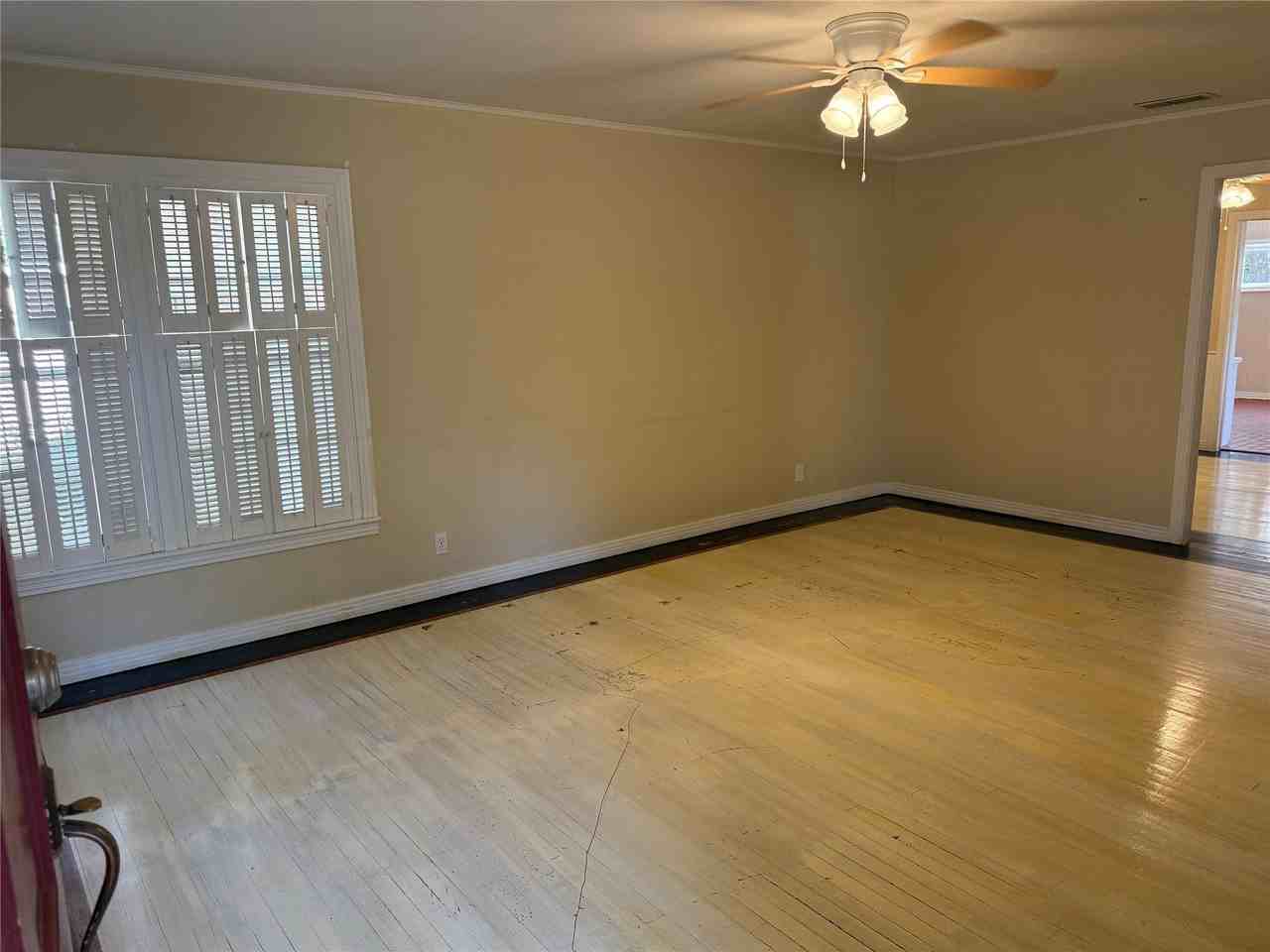 4042 Benbrook St - Photo 3 of 32