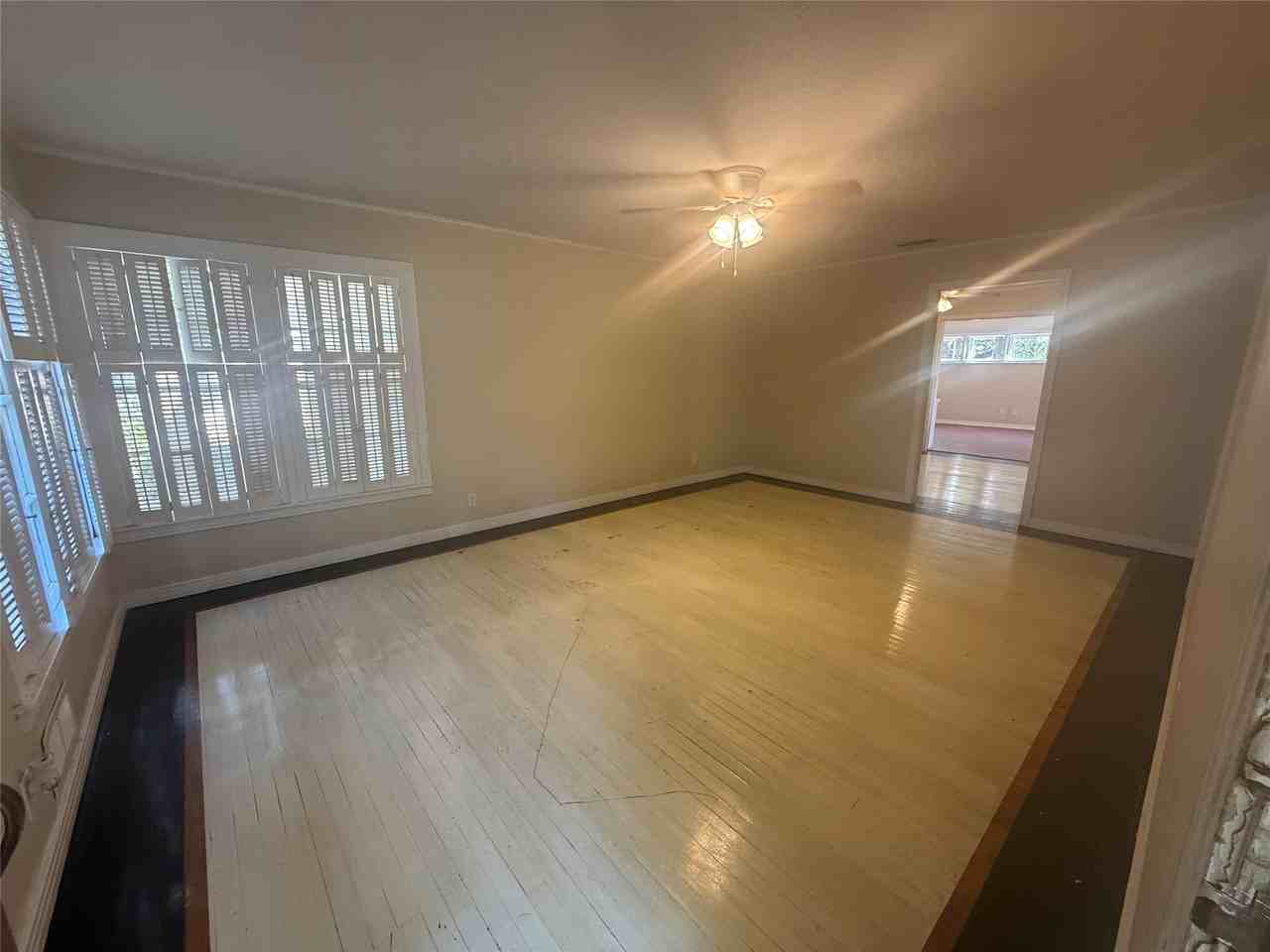 4042 Benbrook St - Photo 4 of 32