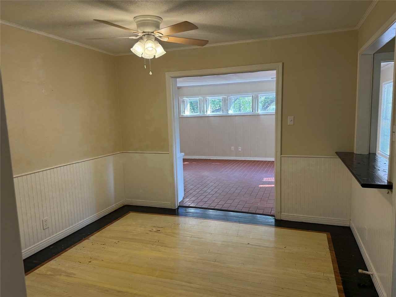 4042 Benbrook St - Photo 6 of 32