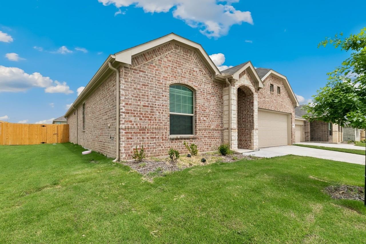 952 Dustwood Dr - Photo 3 of 40