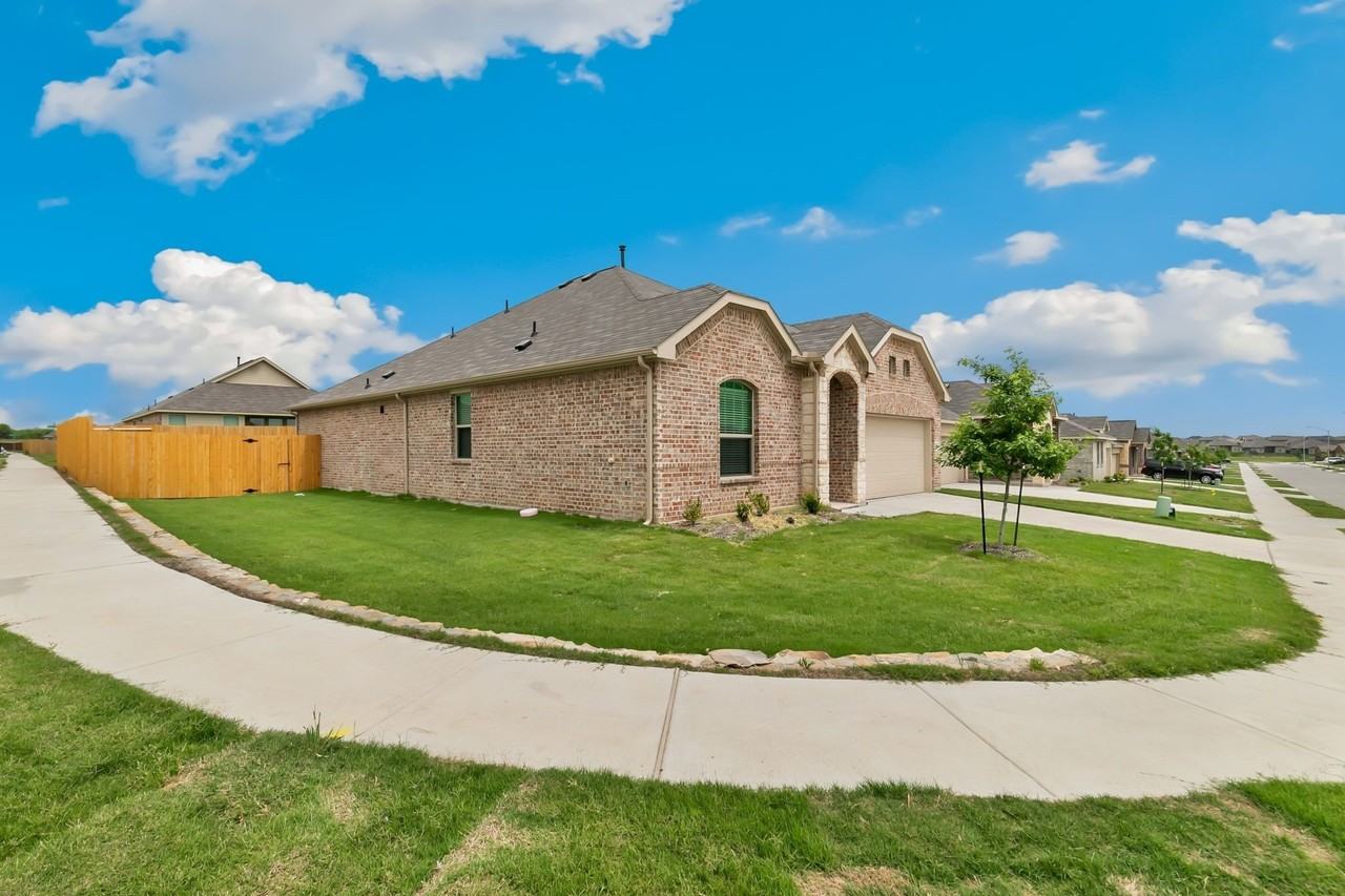 952 Dustwood Dr - Photo 4 of 40