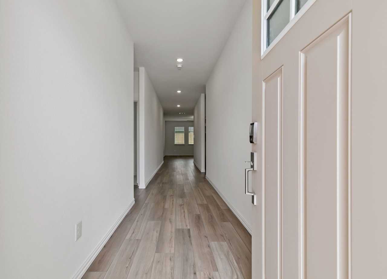 952 Dustwood Dr - Photo 5 of 40