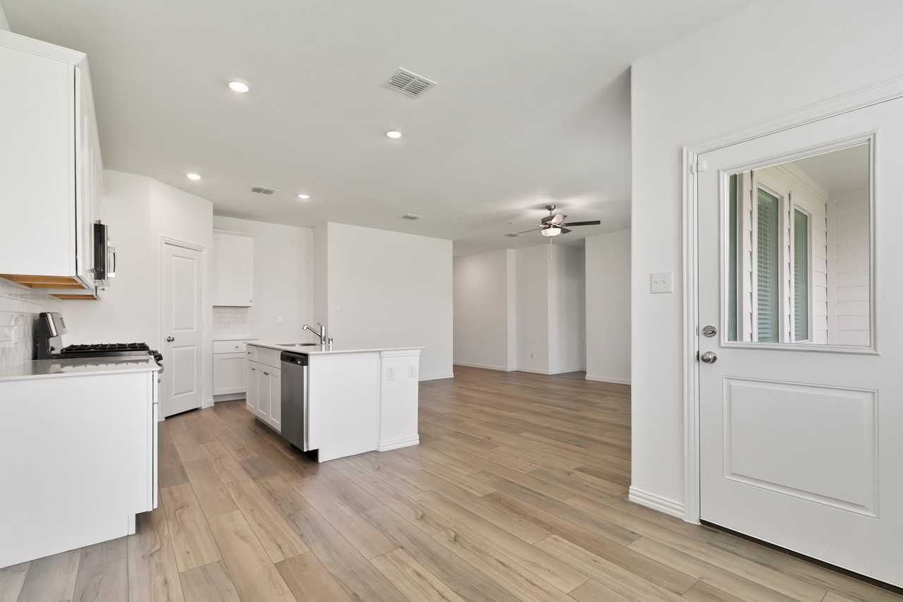 952 Dustwood Dr - Photo 6 of 40