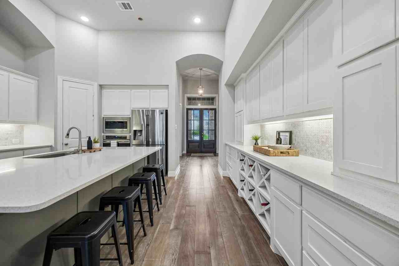 1950 Foxglen Dr - Photo 4 of 31