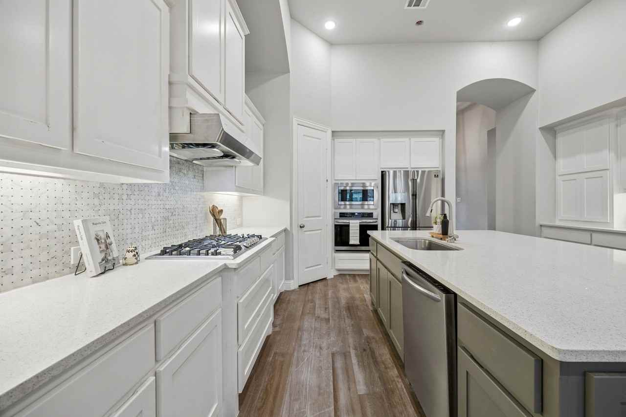 1950 Foxglen Dr - Photo 6 of 31