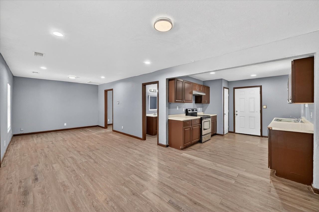 601 Royal St - Photo 2 of 27